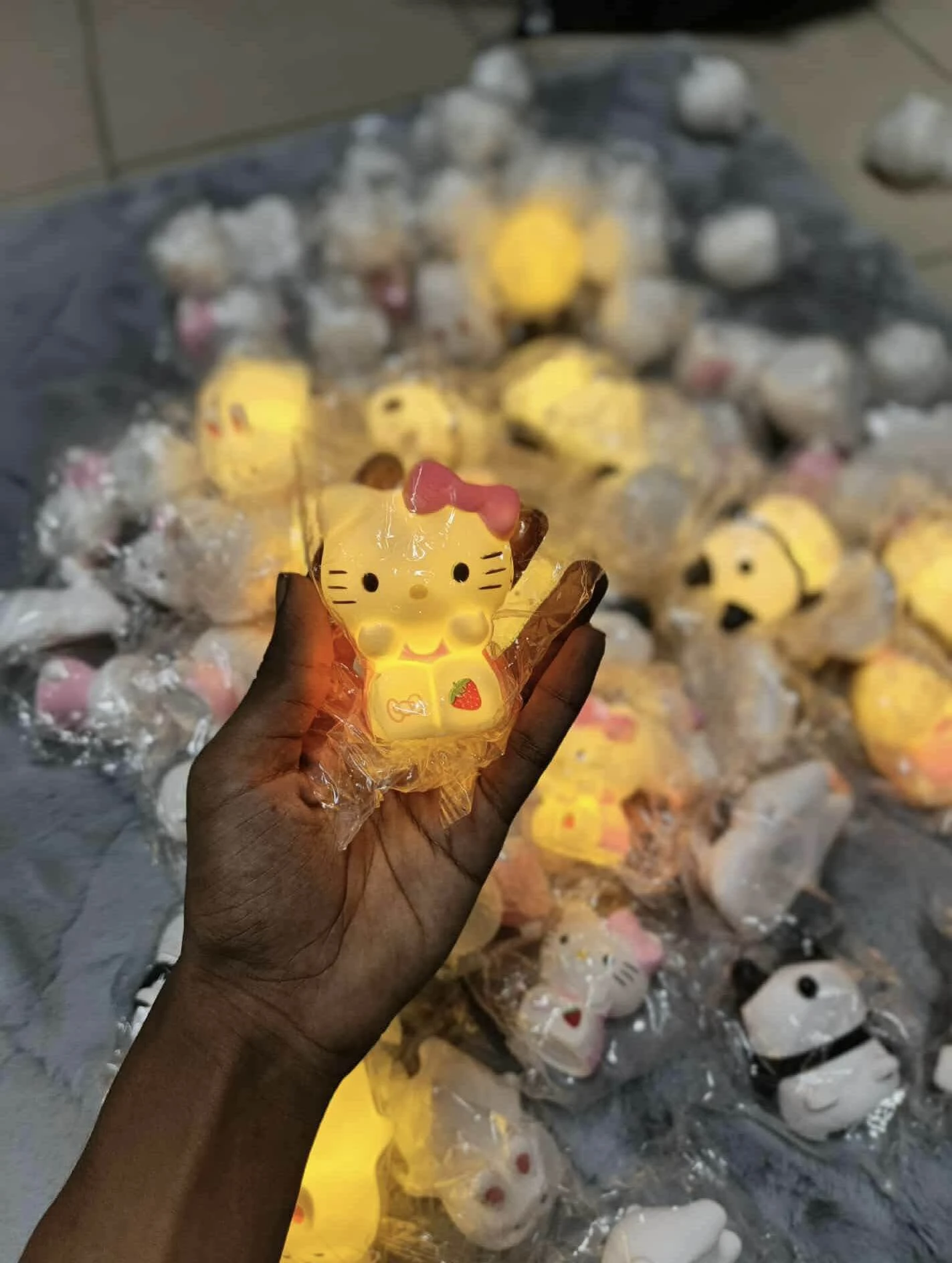 Hello kitty LED Night Light Living Room Cute kitty Plastic Lamp Bedside Decor Creative Kids Night Light Birthday Gift Cake Decor